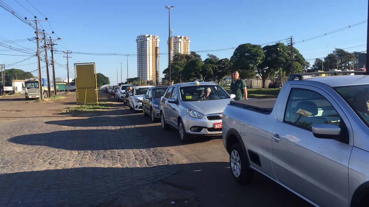 Combustível chega aos postos e longas filas se formam em Maringá