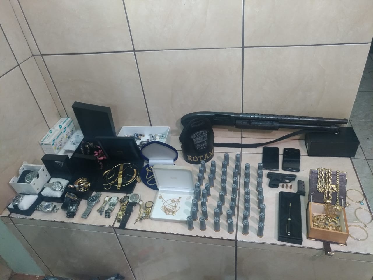 Mãe e filho são presos com caminhonete furtada, armas e munições