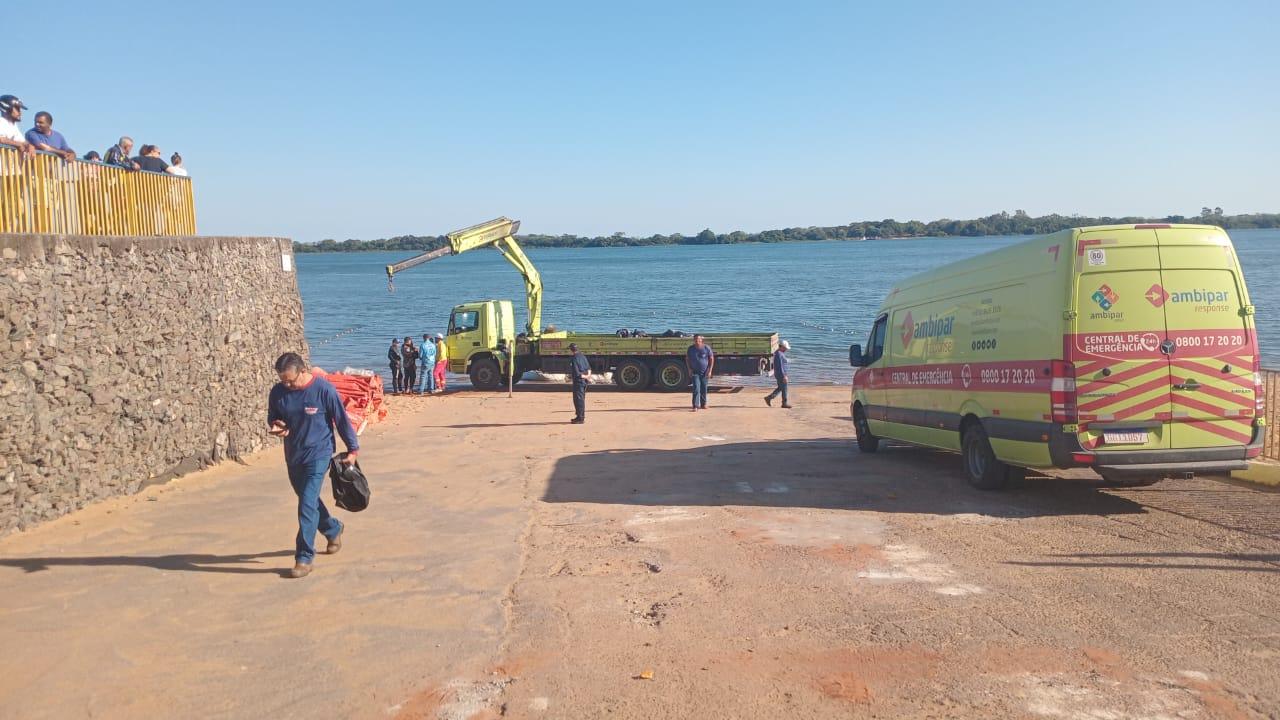Operação para retirar caminhão do Rio Paraná entra no 2º dia