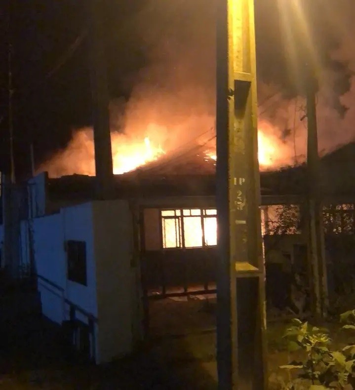 Incêndio destrói casa em Maringá habitada por moradores de rua