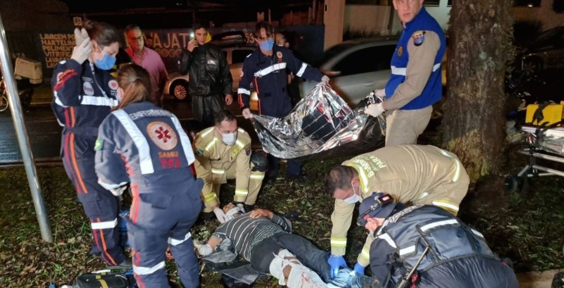 Motociclista fica ferido ao colidir contra carro, em Maringá