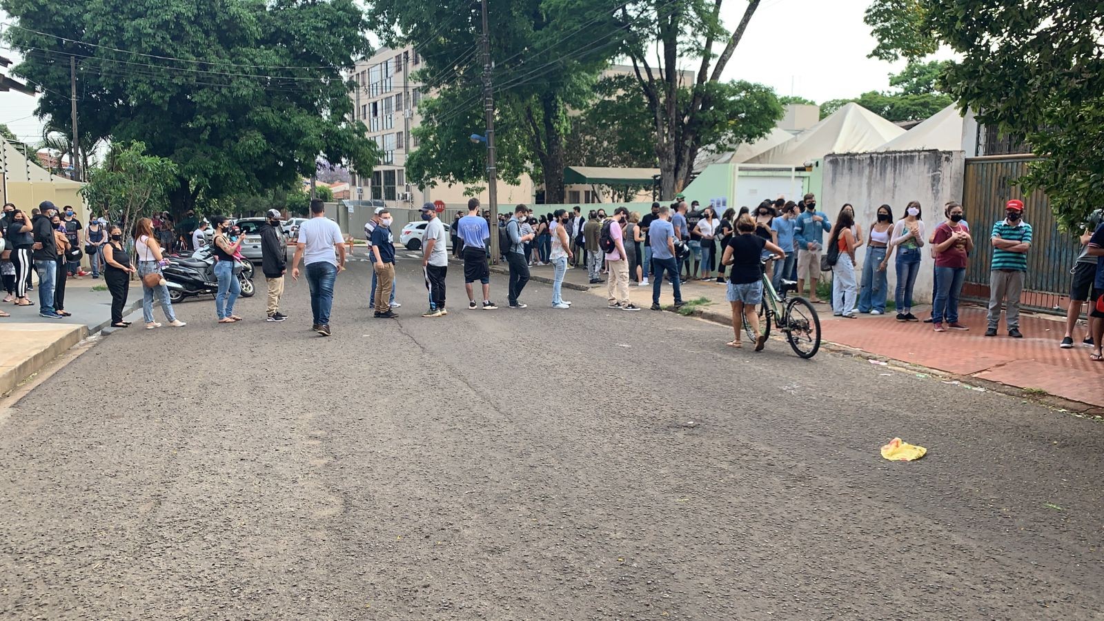 UBS Mandacaru tem fila de adolescentes para vacinar