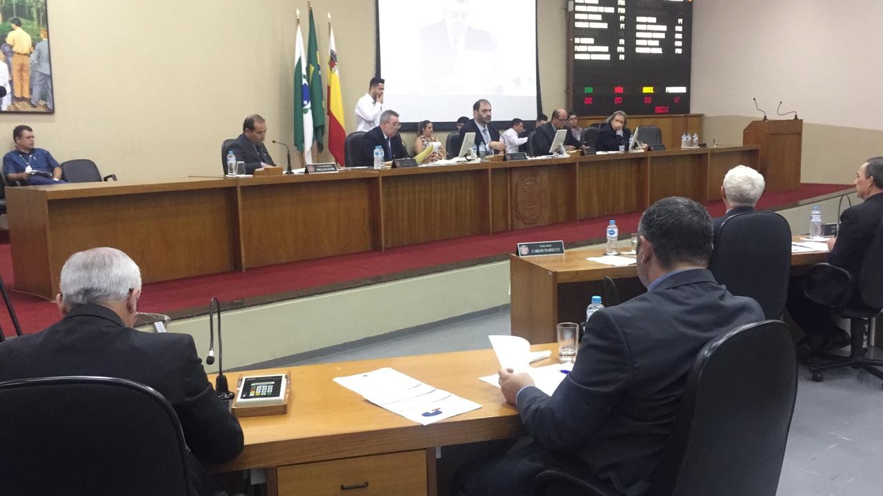 Vereadores aprovam projeto que cria 300 cargos de professor da rede municipal