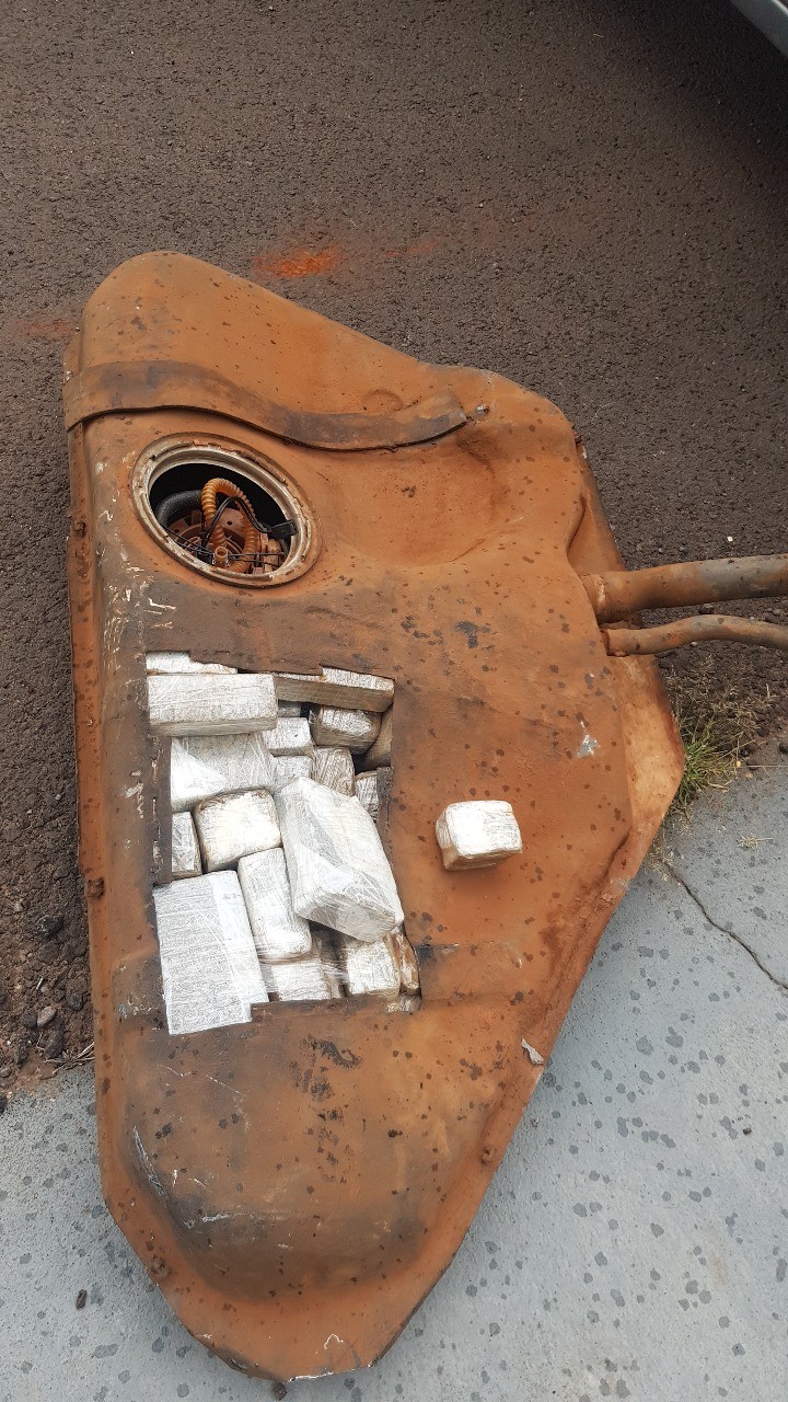 Homem é preso com droga escondida em tanque de combustível de veículo