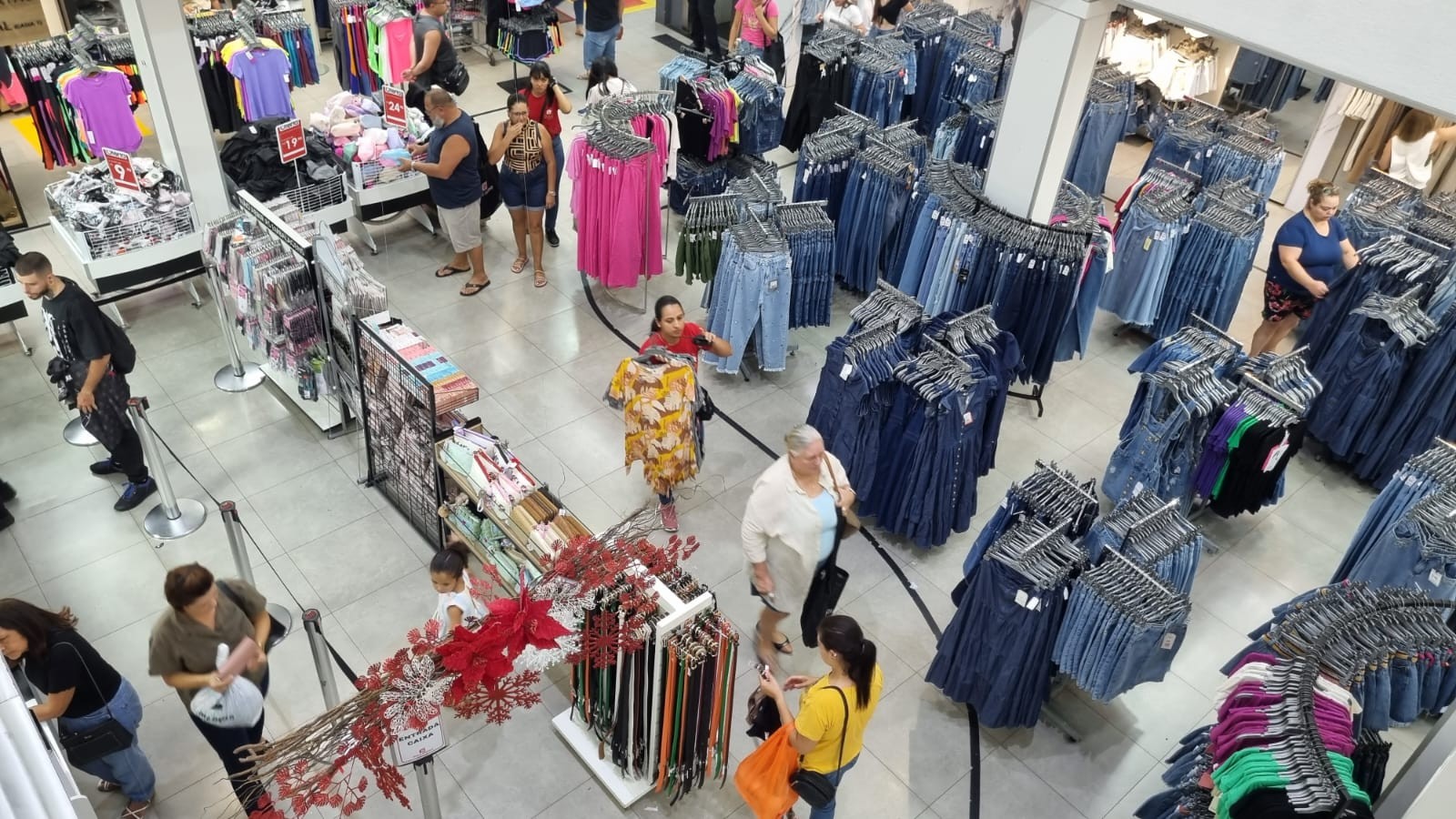 Comércio maringaense reabre movimentado com as trocas de presente