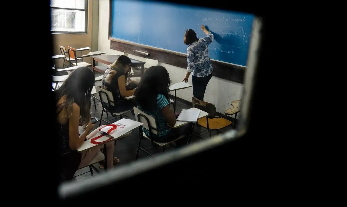 Entenda o programa Pé-de-meia para reduzir a evasão no ensino médio