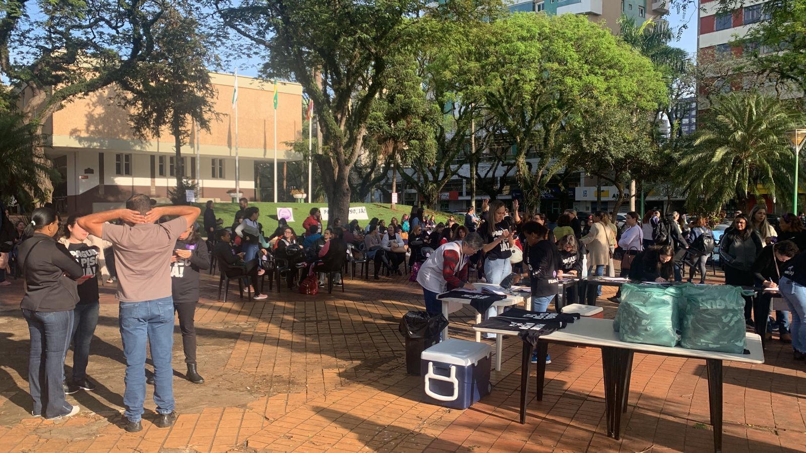 Profissionais da educação estão reunidos em frente à prefeitura