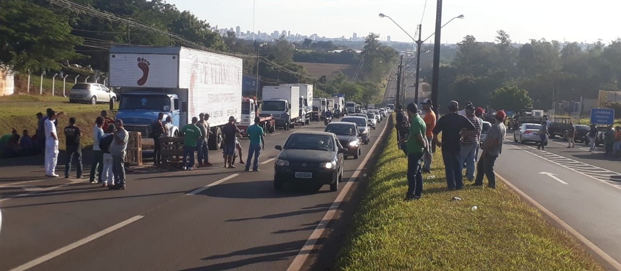 Caminhoneiros nos bloqueios em Maringá dizem que paralisação não vai terminar
