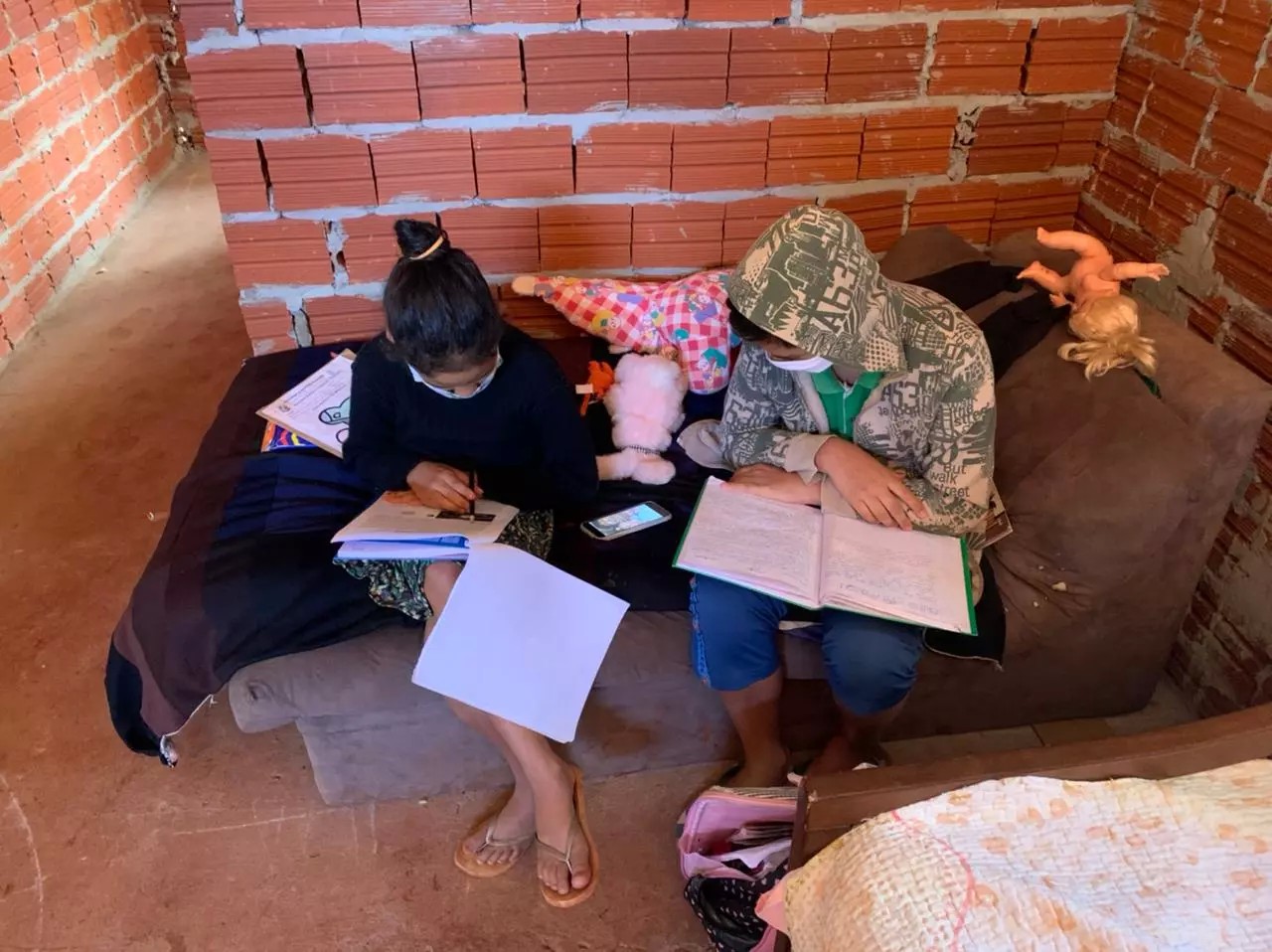 Lucas estudando e resolvendo as atividades da escola com a irmã Luna, de 9 anos (Foto: GMC Online)