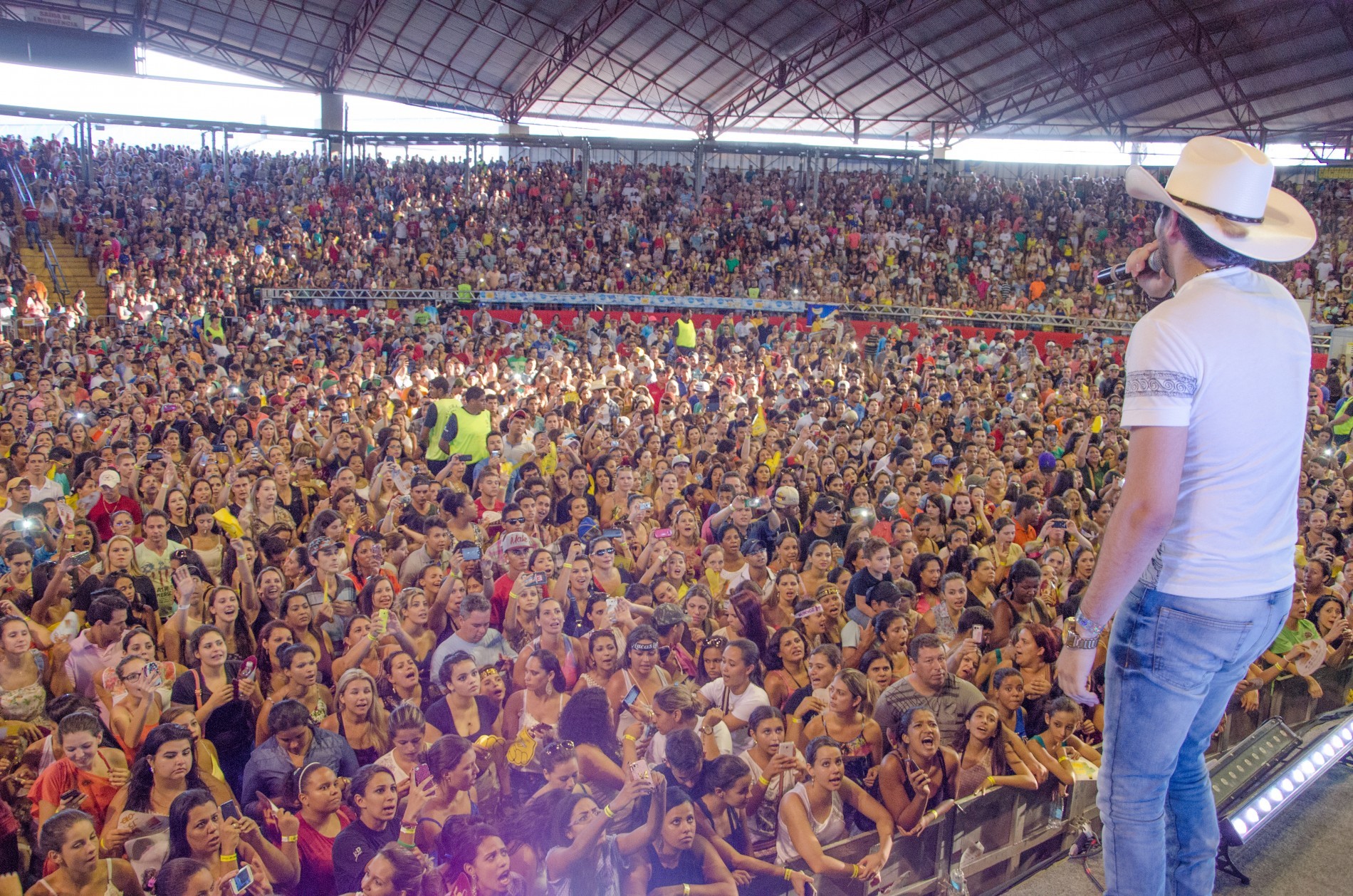 Show de aniversário da Maringá FM arrecada recursos para entidades assistenciais