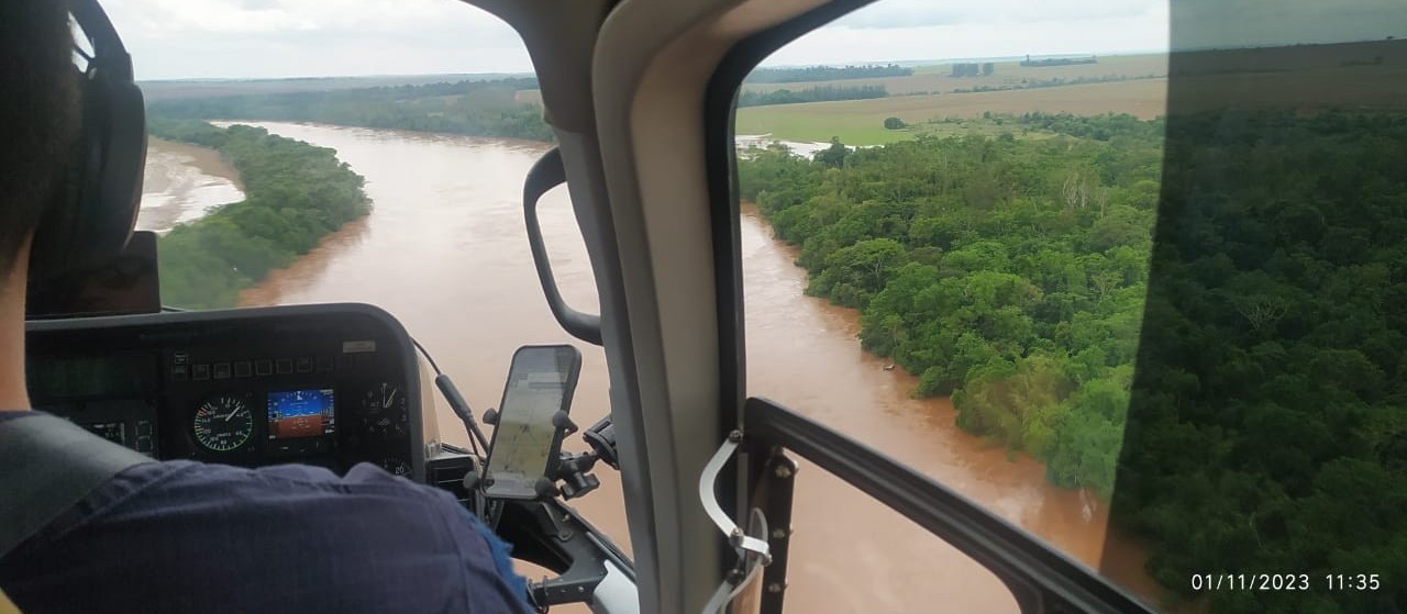 Bombeiros utilizam imã para localizar carro no Rio Ivaí
