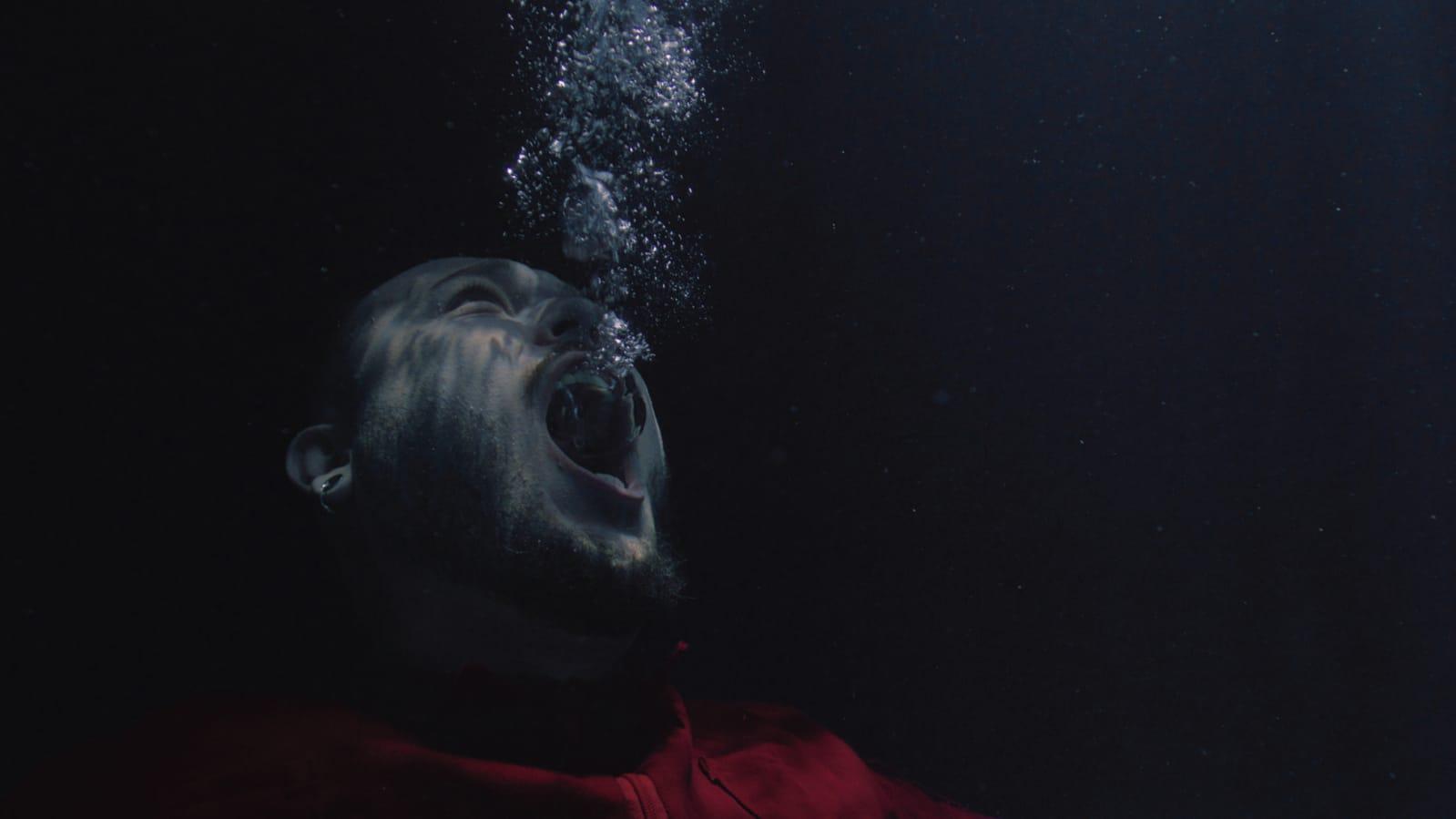 Artista realiza performance no Terminal Urbano nesta sexta-feira (9)