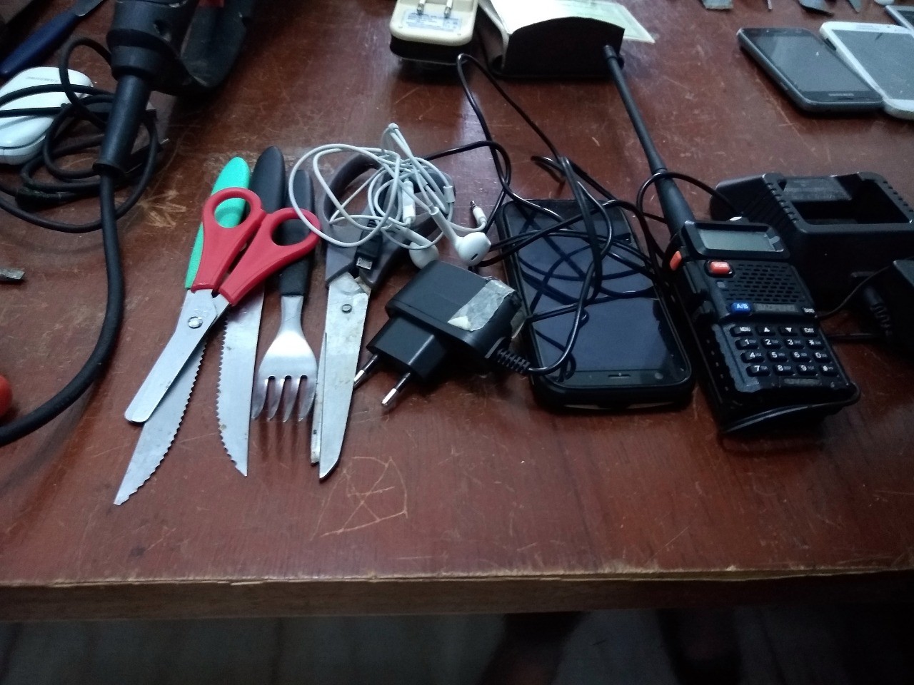 Celulares, facões e rádio comunicadores são apreendidos em carceragem da delegacia