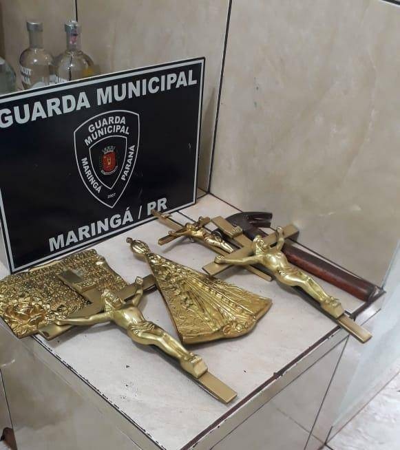 Homem é flagrado roubando túmulos no cemitério municipal