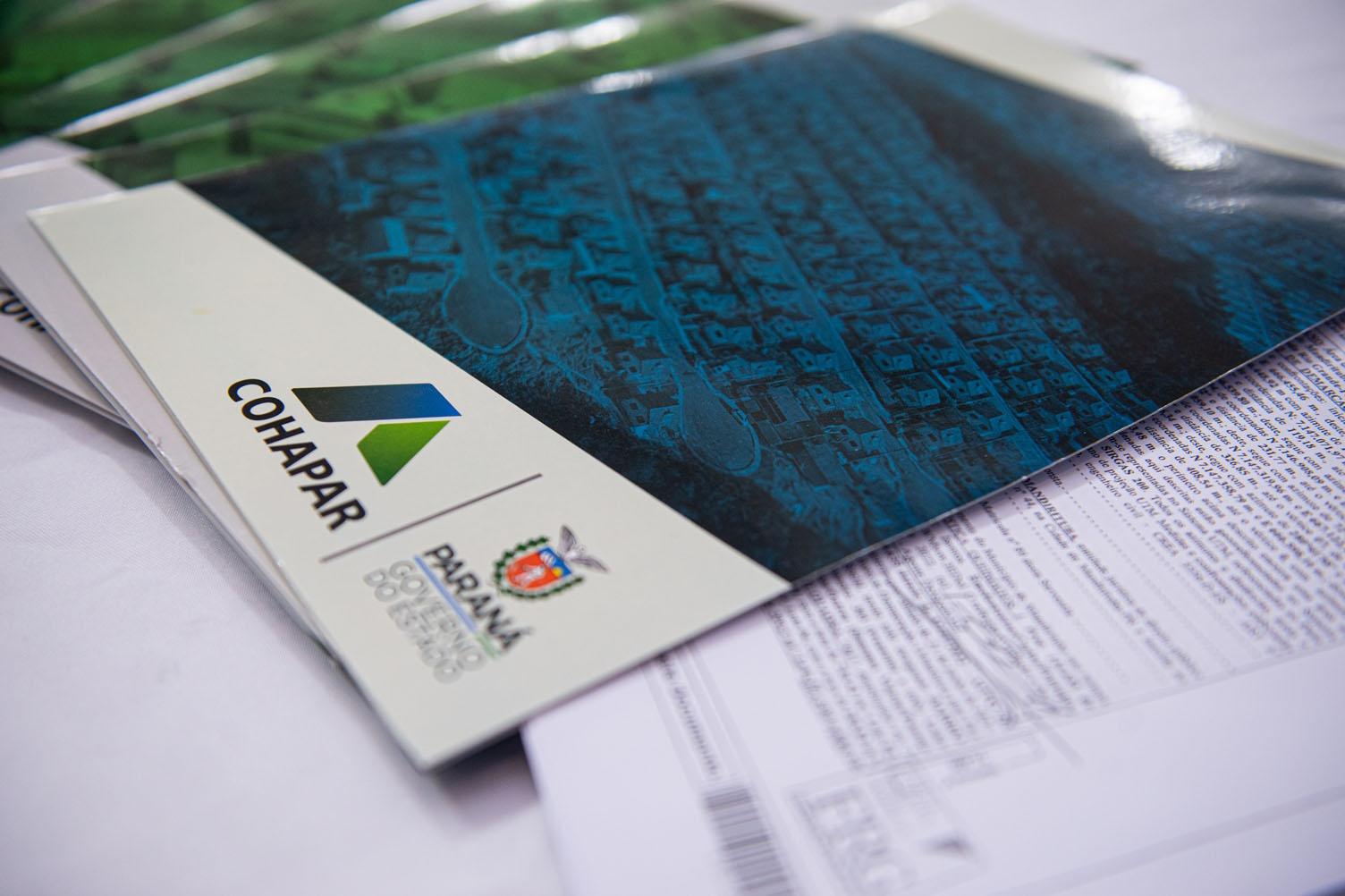 Ivatuba entrega escrituras de imóveis para população