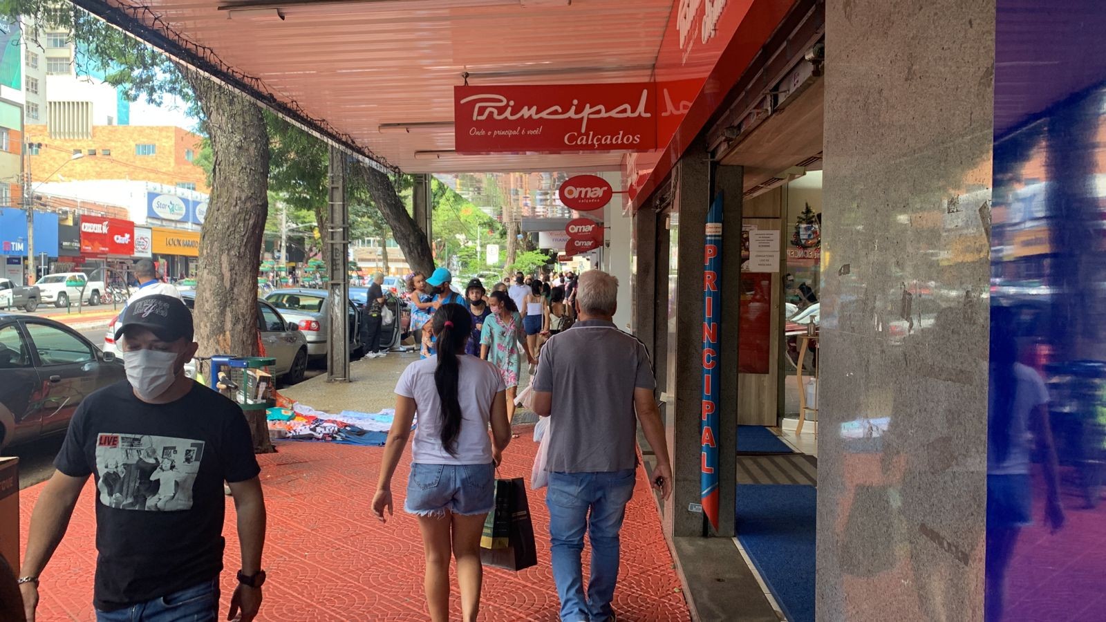 Maringaenses correm para o comércio na véspera de Natal