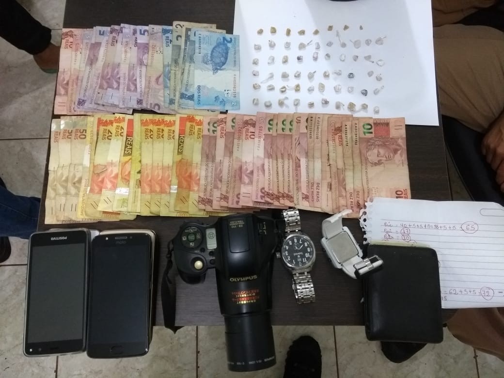 58 pedras de crack são apreendidas e cinco pessoas são detidas