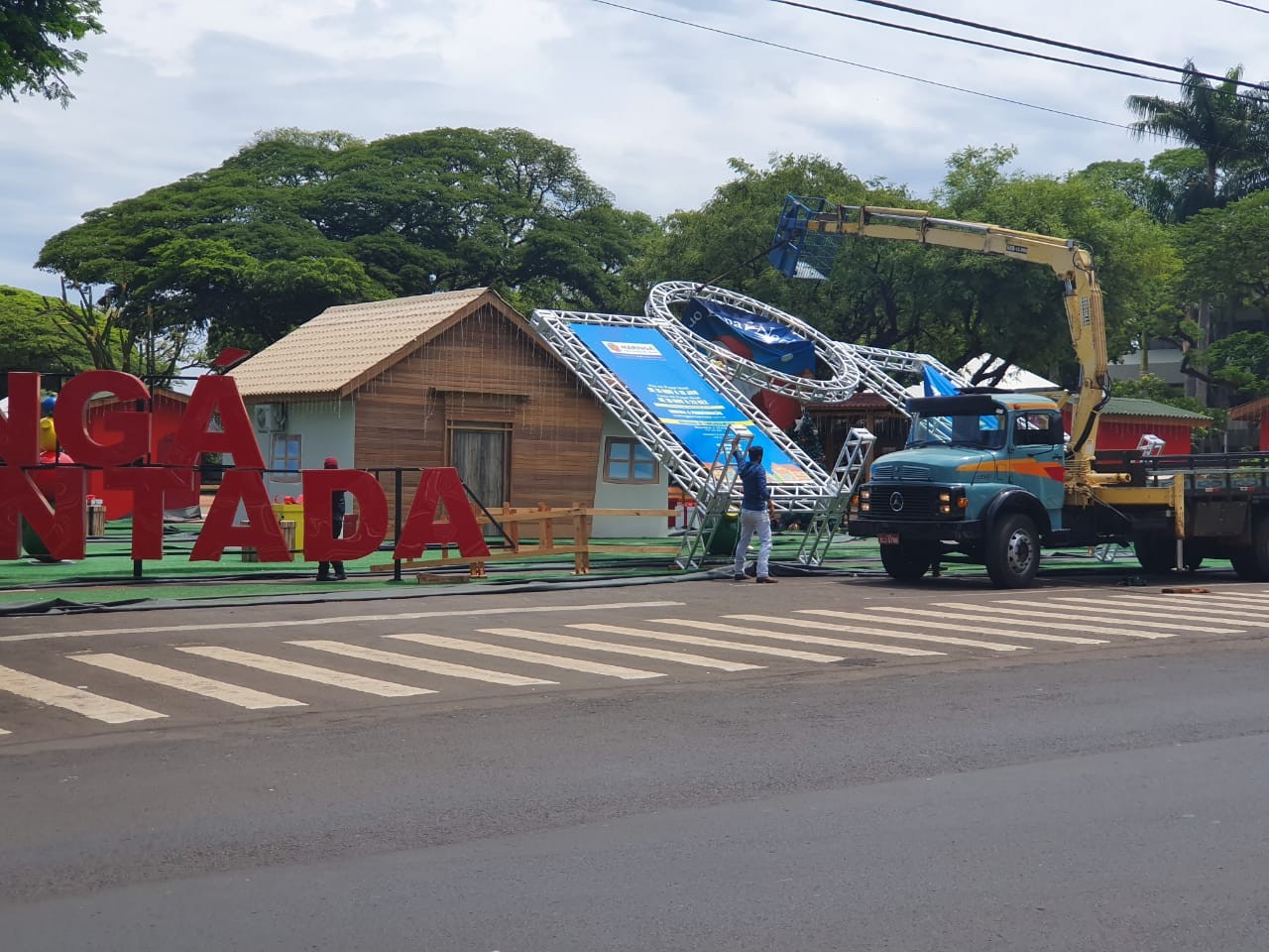 Portal da Vila do Papai Noel cai em Maringá