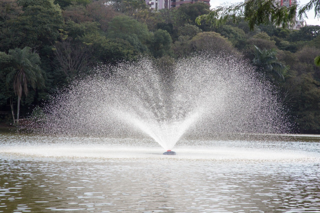 Cinco aeradores foram instalados no lago do Parque do Ingá
