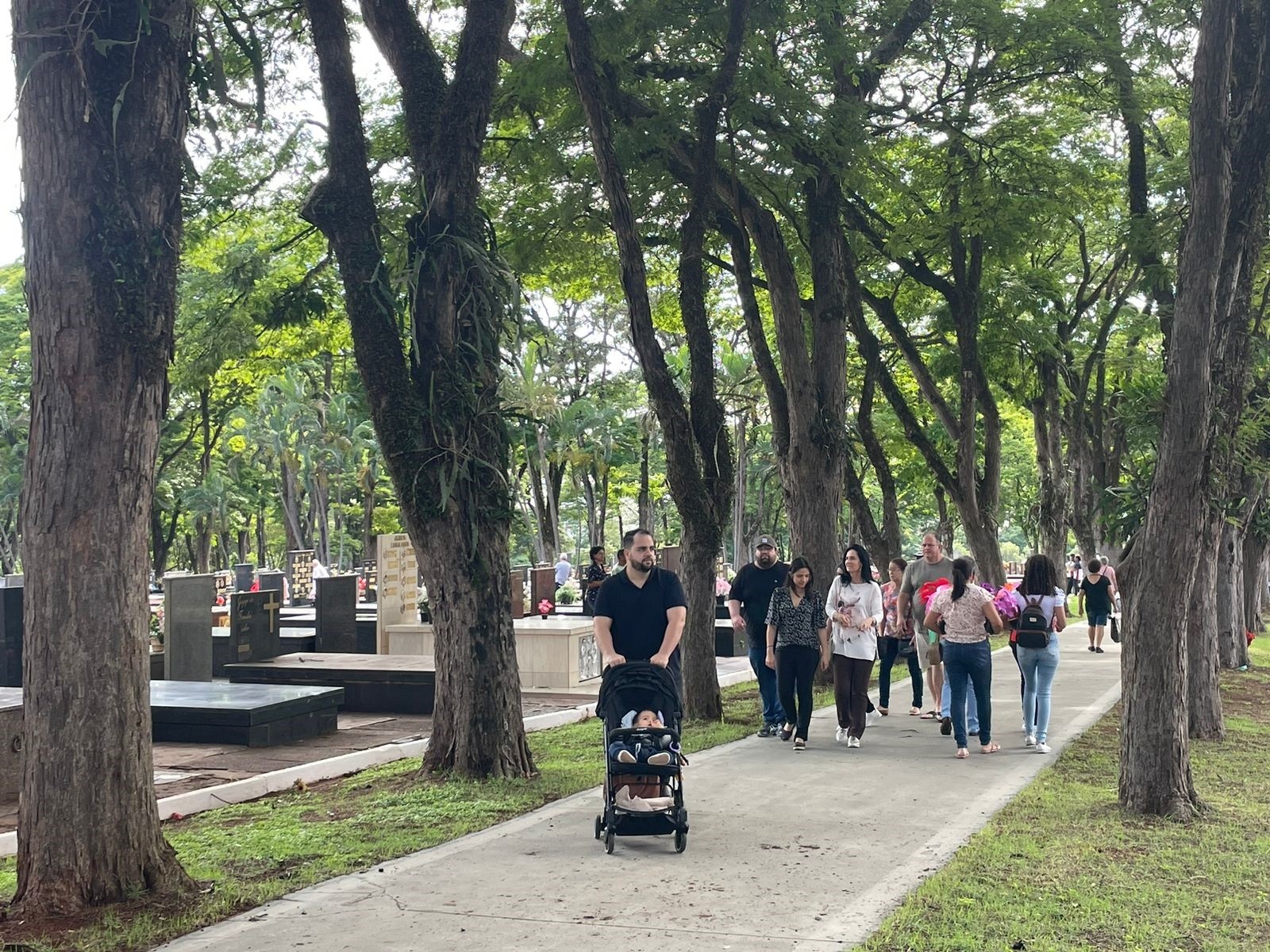 Cemitério Municipal de Maringá deve receber 130 mil visitantes até final do dia