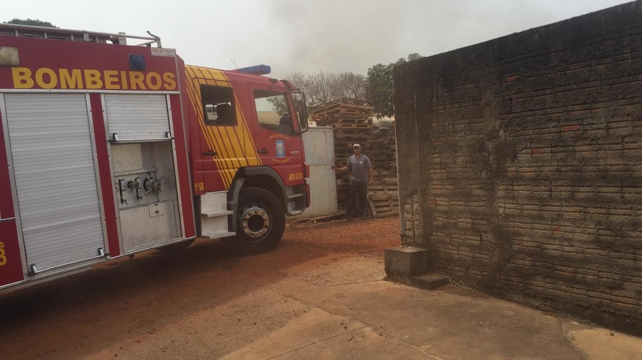 Há mais de um dia bombeiros trabalham em combate a incêndio no Parque Industrial de Maringá