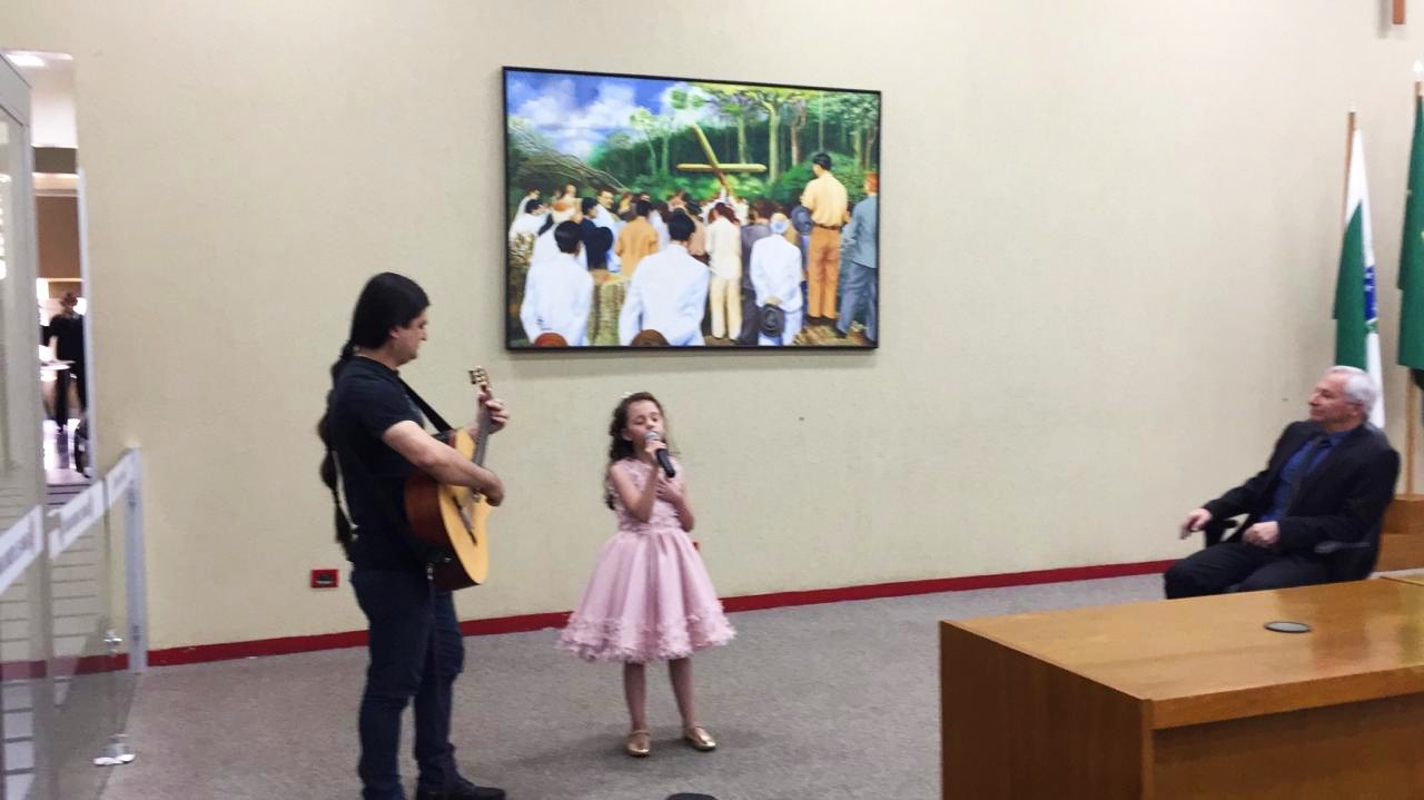 Músico Fábio Alencar recebe brasão da Câmara de Maringá