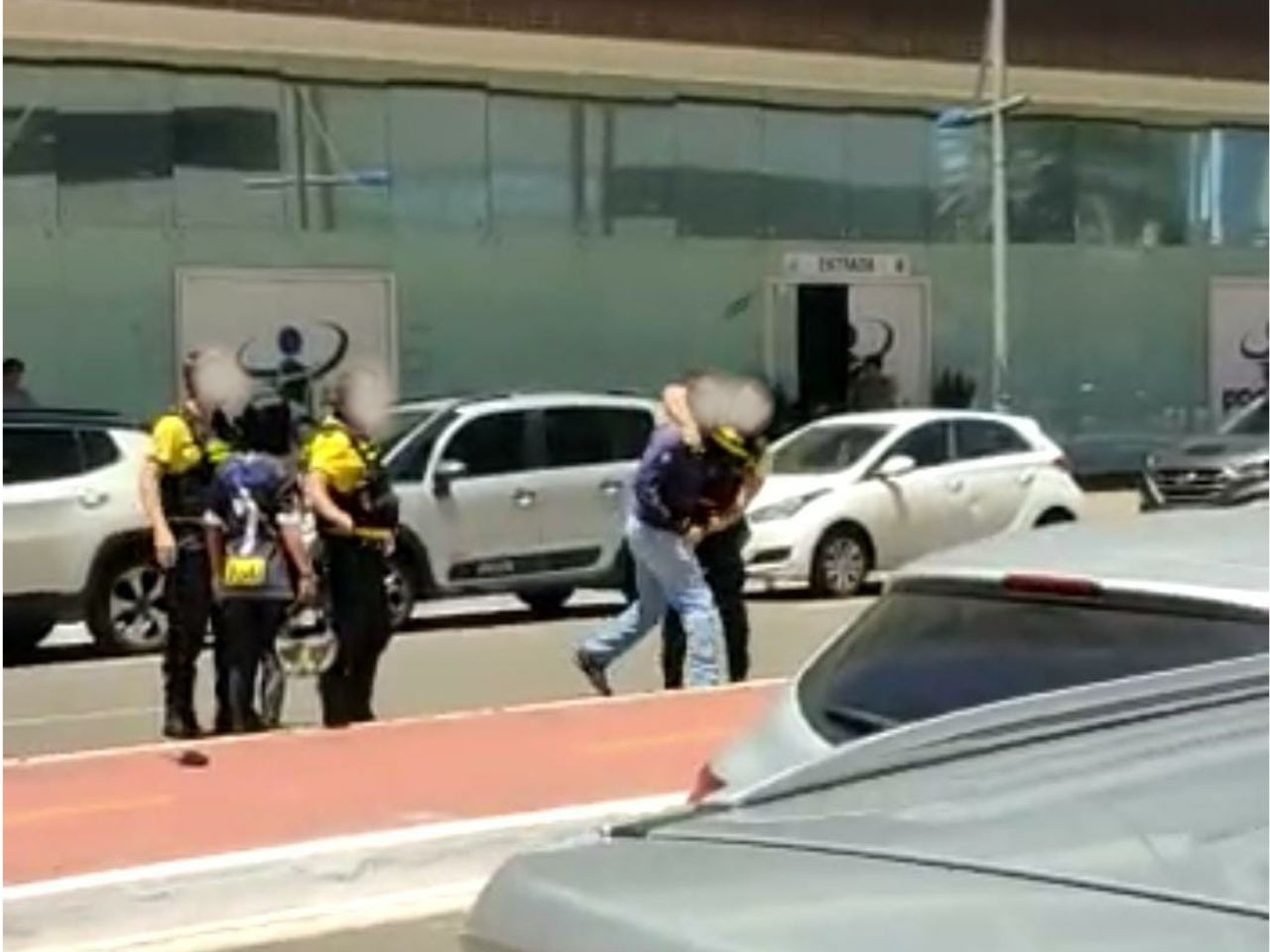 Confusão entre motociclista e agente de trânsito em Maringá