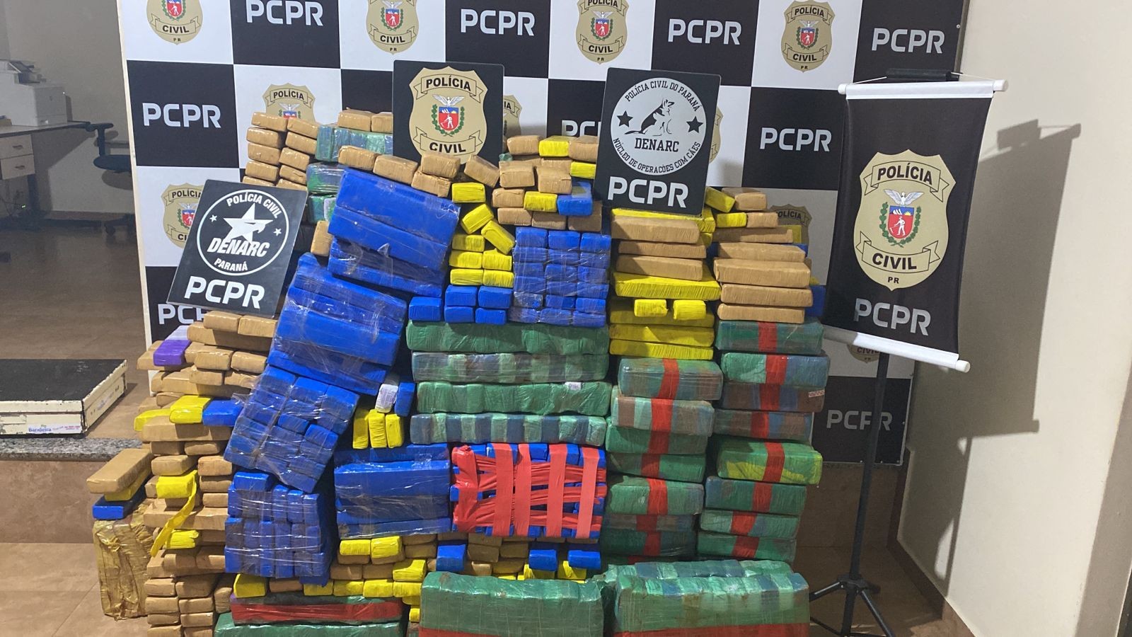 Polícia apreende 750 kg de maconha na carroceria de caminhão, em Maringá