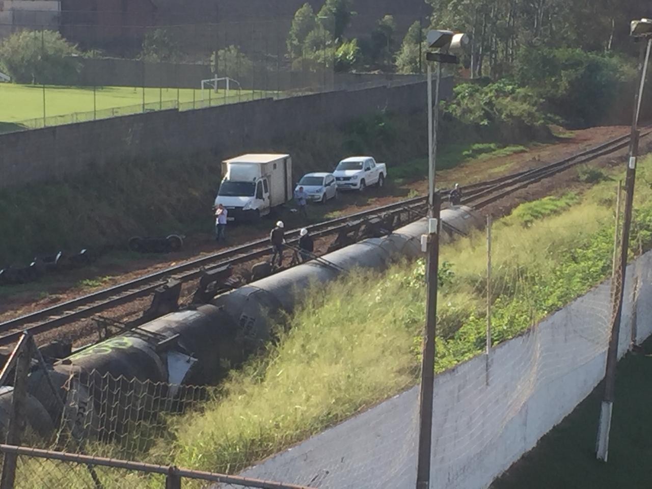 12 vagões carregados com álcool tombam em pátio ferroviário