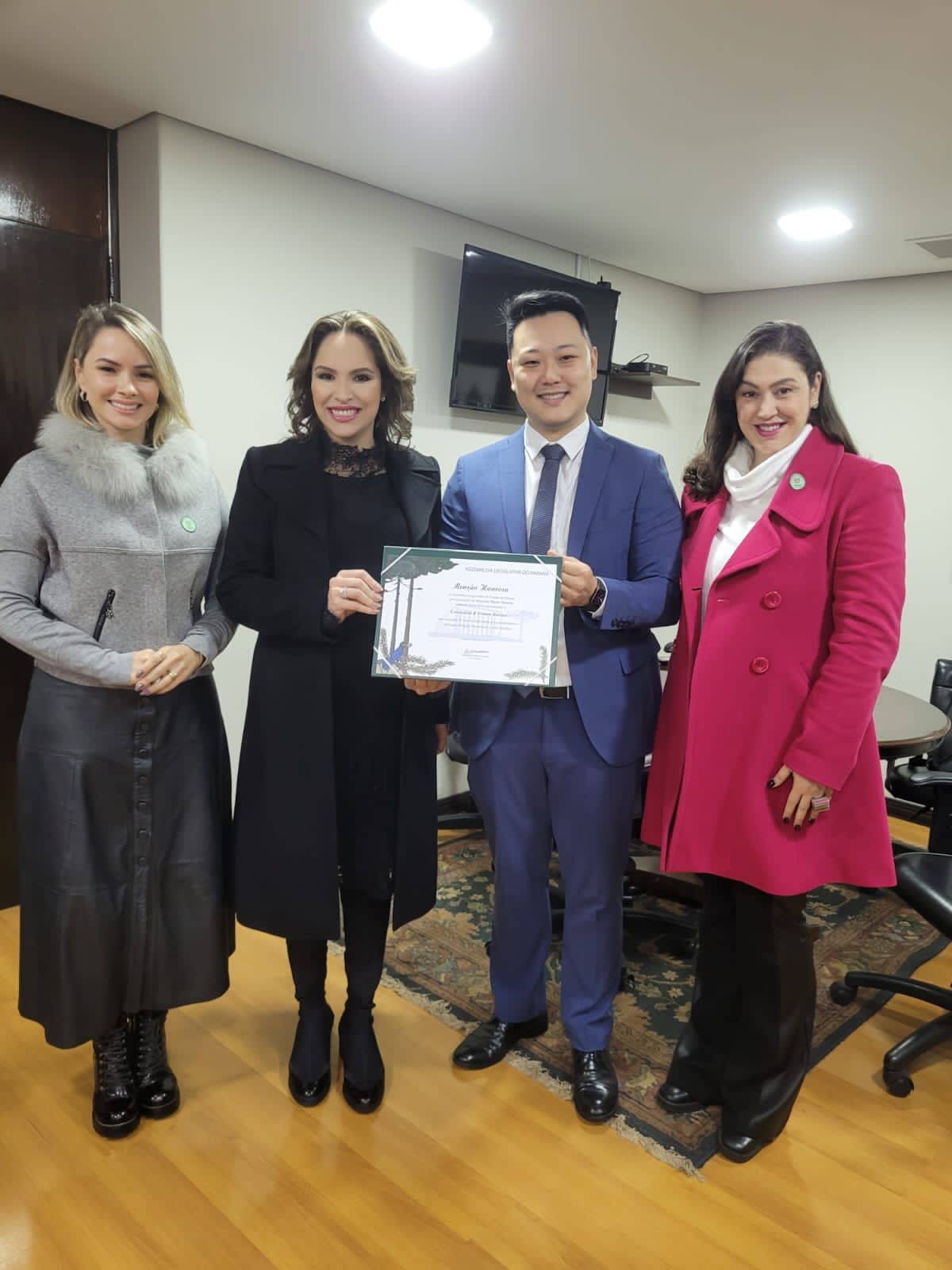 Presidente e diretora de capacitação do Convention e Visitors Bureau, Michael Tamura e Danielle Cenerine, recebem homenagem da Alep à entidade  (Foto: Alep/Divulgação)  