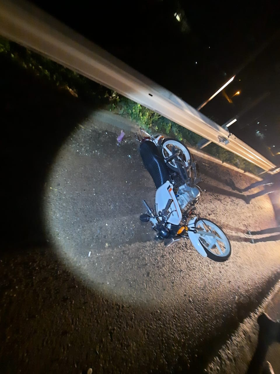 Motocicleta bate em anteparo e motociclista morre na PR-323