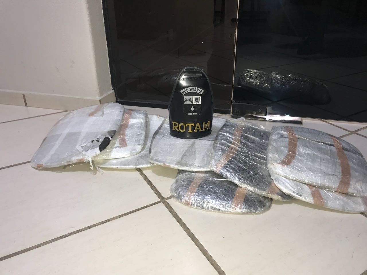 Duas mulheres são presas com mais de 13 kg de haxixe em ônibus