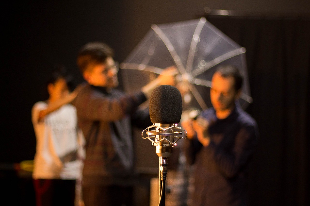 Peça teatral desafia público maringaense a ficar de olhos vendados