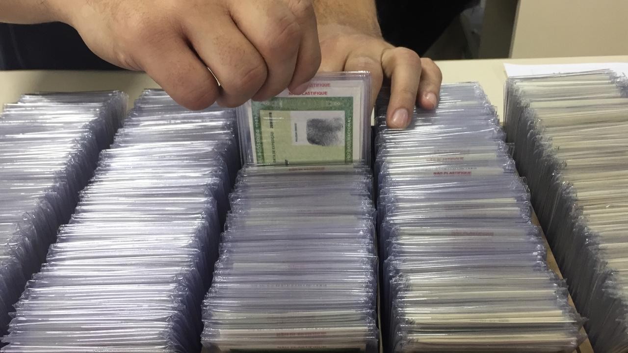 Adolescente de Maringá não consegue tirar RG por falha nas digitais