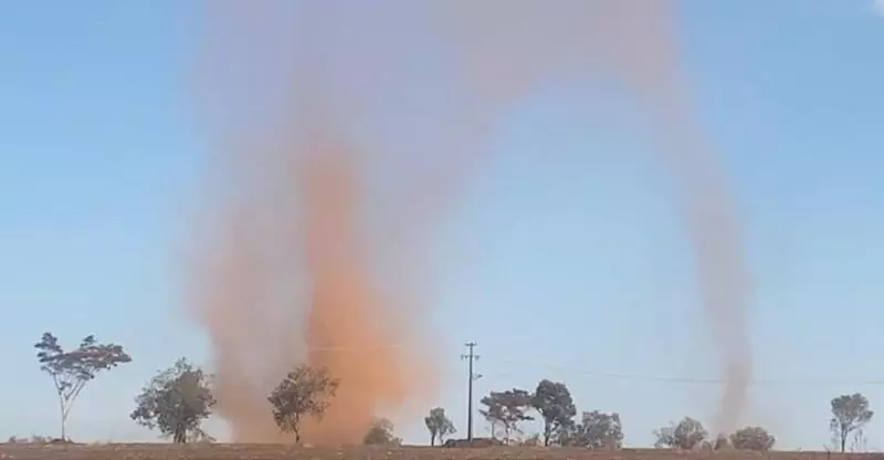Redemoinhos de poeira assustam moradores de Marilena; vídeo