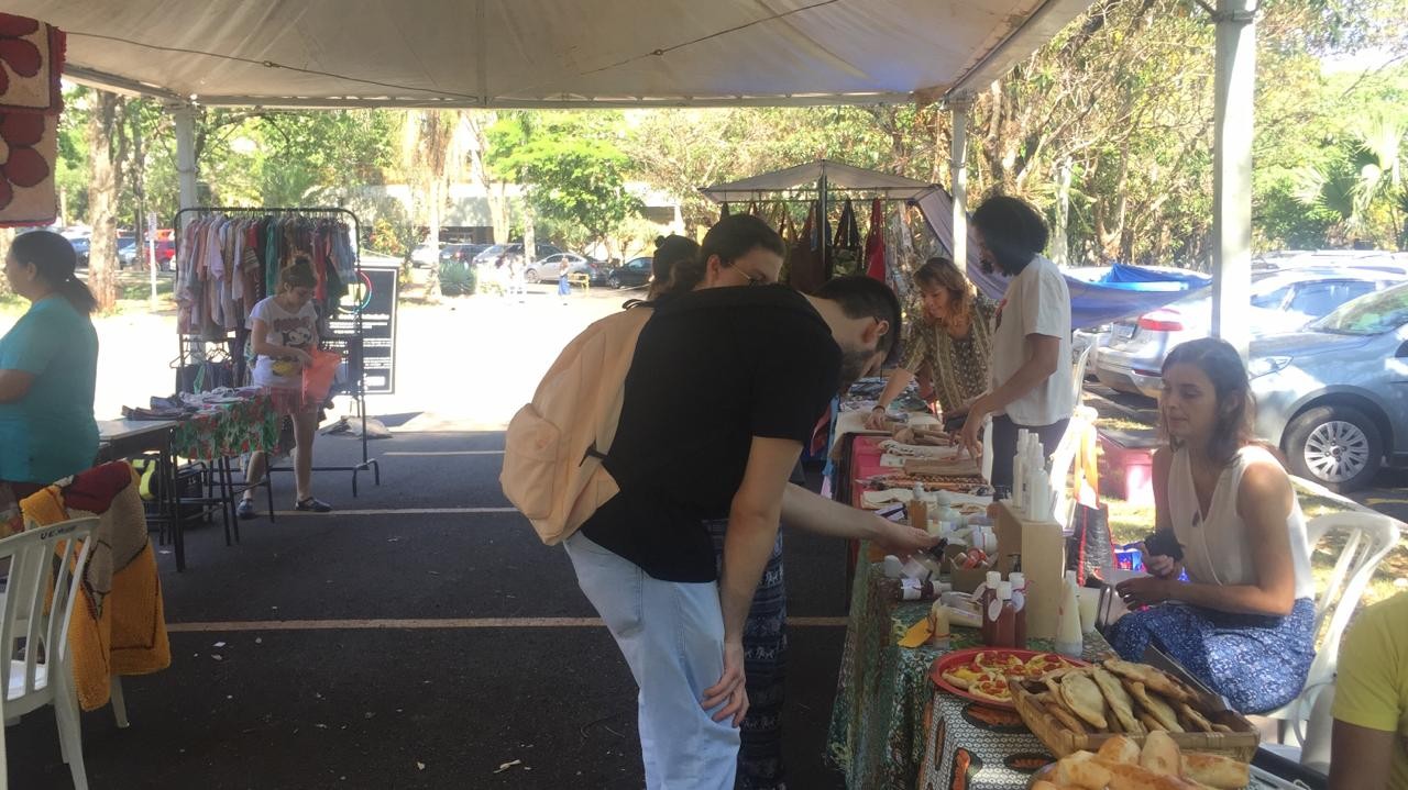Feira na UEM oferece produtos de cooperativas e associações