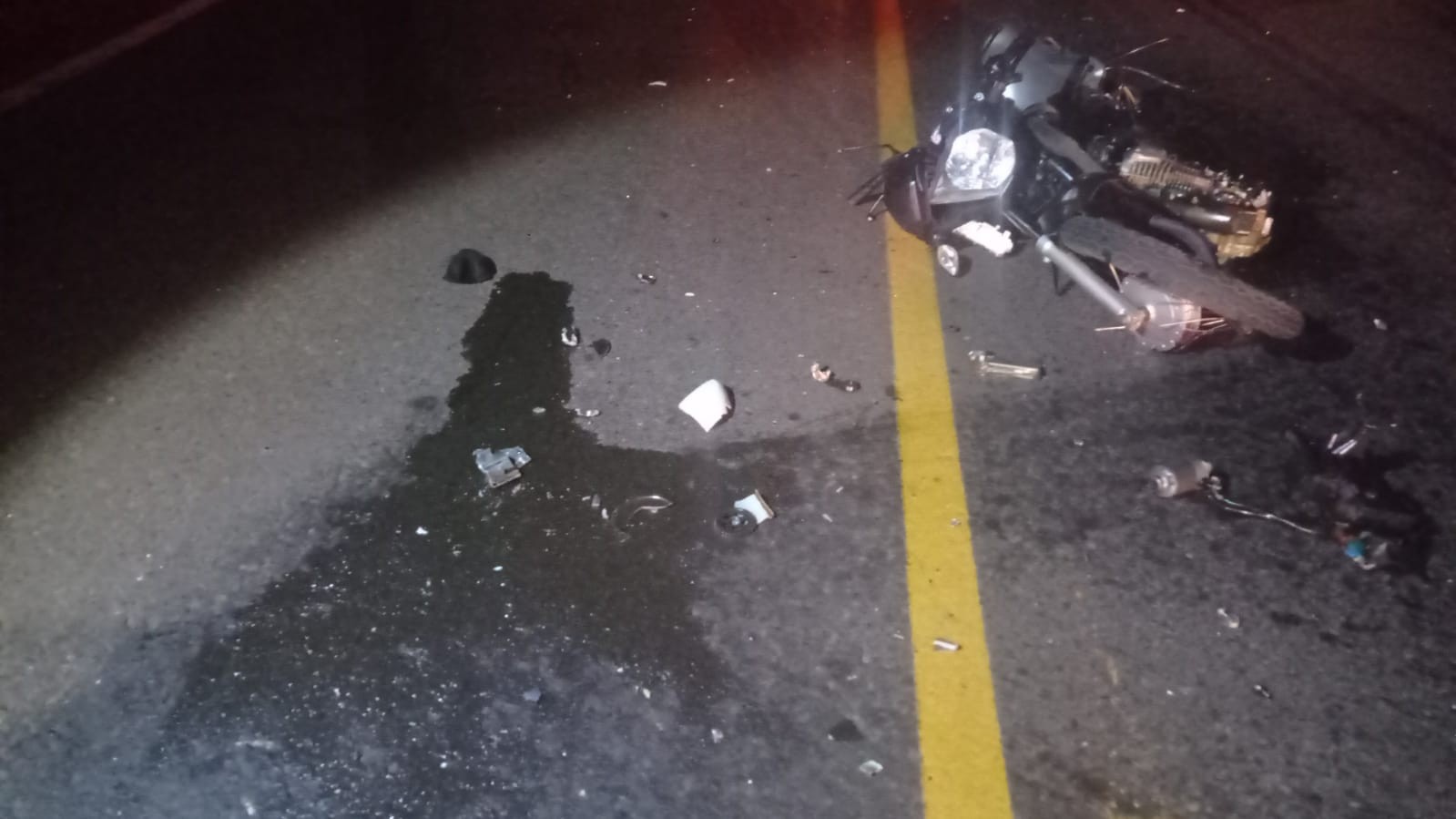 Duas pessoas morrem em acidente envolvendo dois carros e uma moto na PR-492