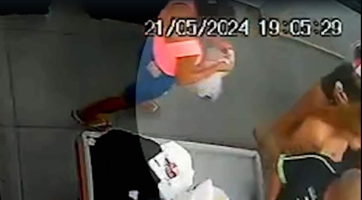 Câmera flagra mulher sendo importunada sexualmente