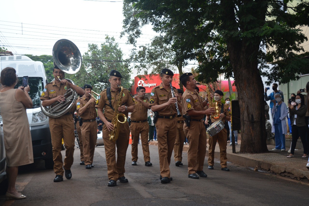 Banda da PM faz apresentação para pacientes de hospital em Sarandi