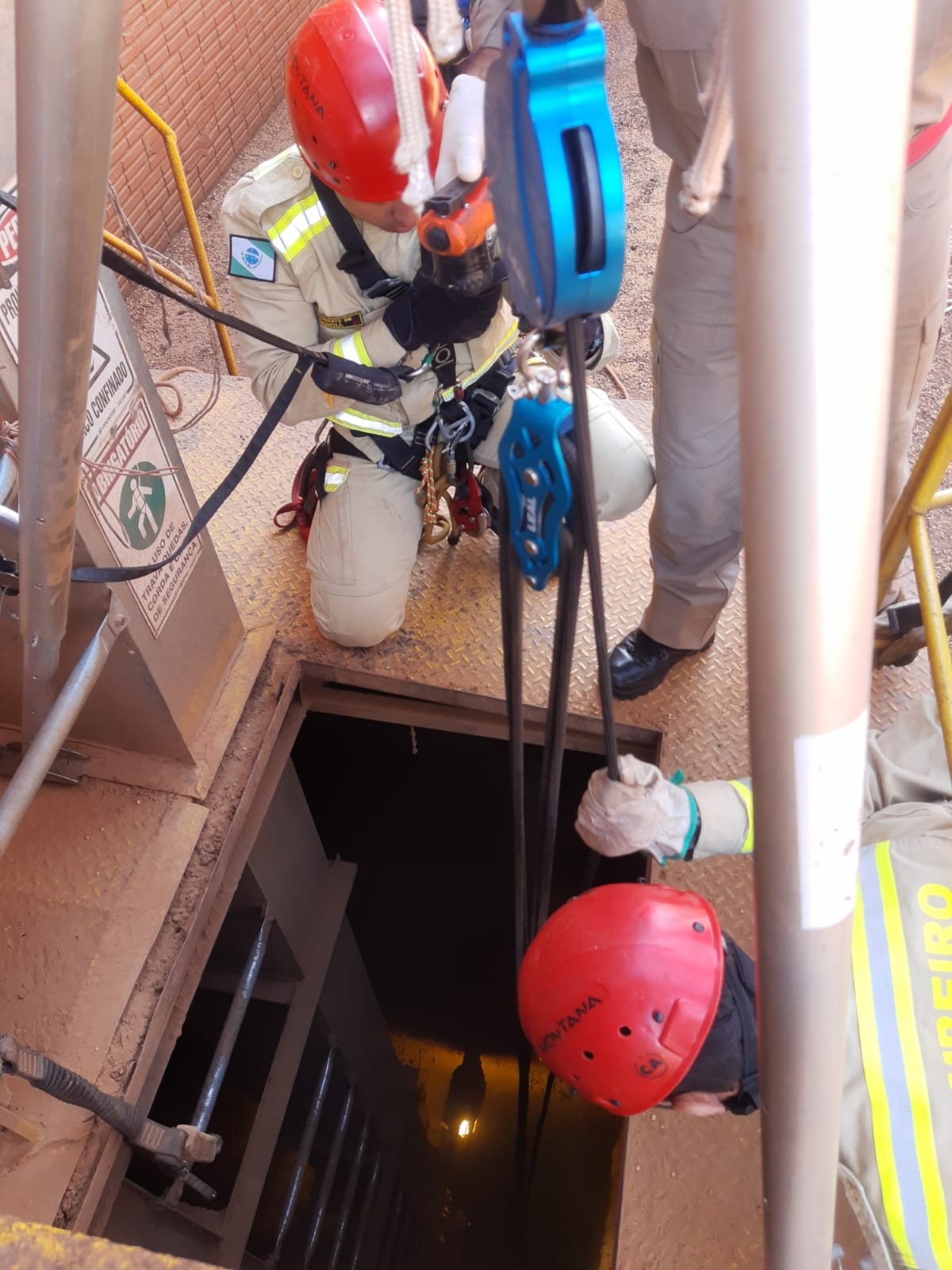 Trabalhador fica ferido ao cair em fosso de elevador