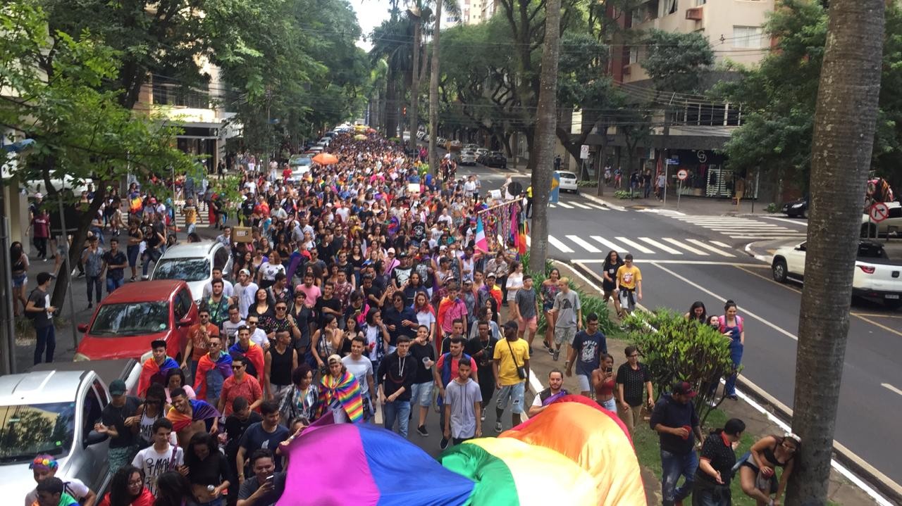Com faixa “Fora, Bolsonaro”, Parada LGBT é realizada em Maringá