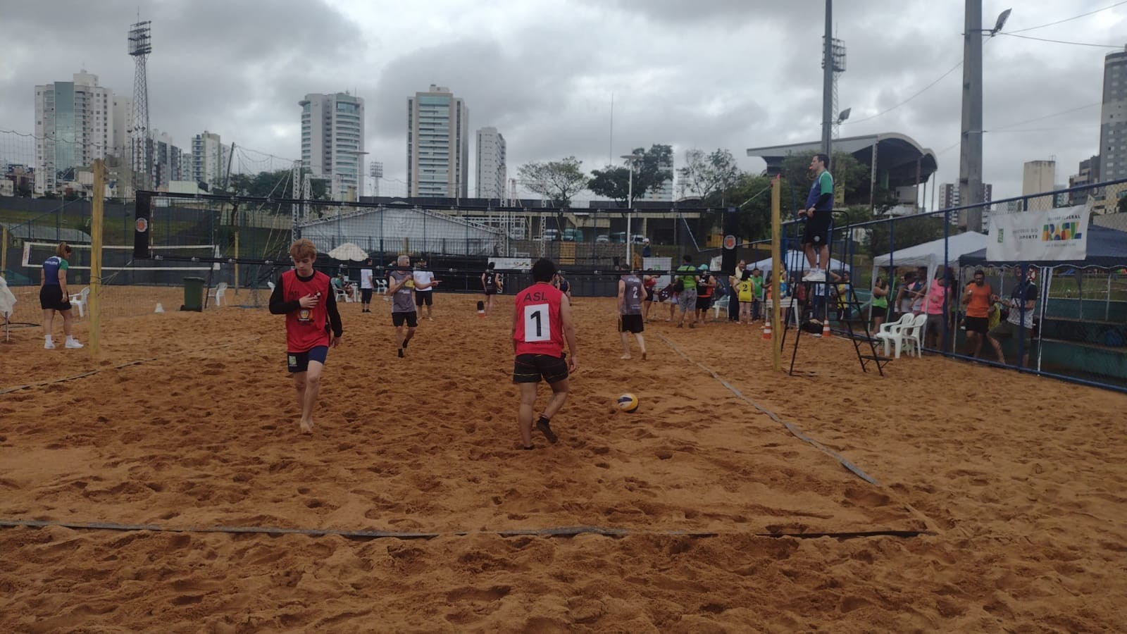 Você sabe como é uma competição de vôlei de atletas surdos?