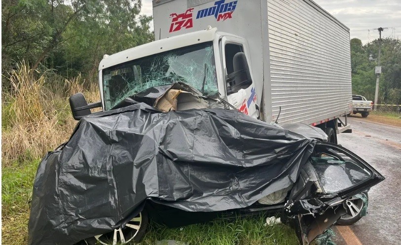 Criança de 5 anos morre após acidente entre caminhão e carro na PR-495