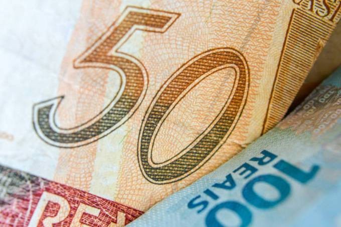 Selic cai para 6% ao ano