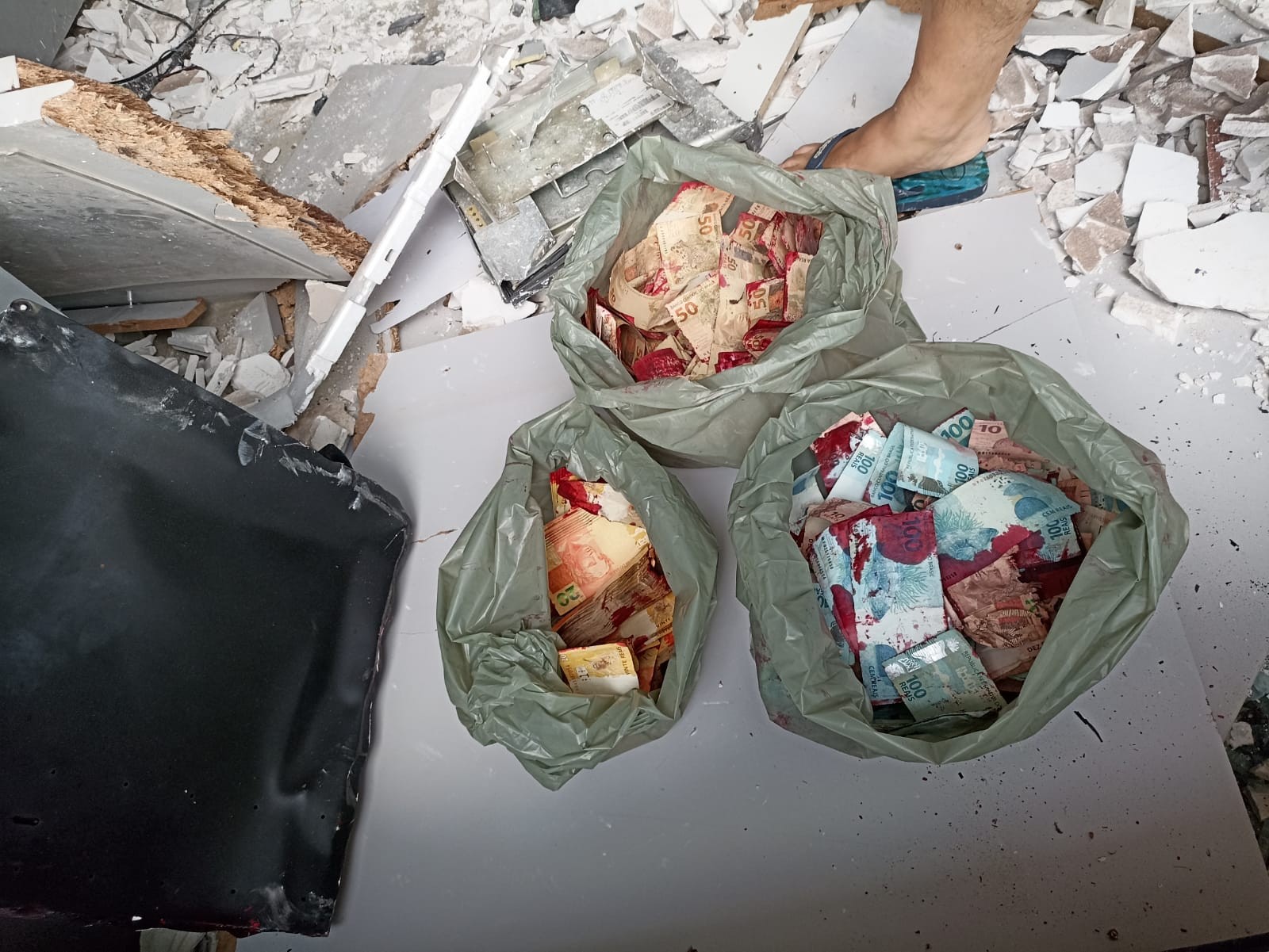 Ladrões explodem caixa eletrônico em Umuarama