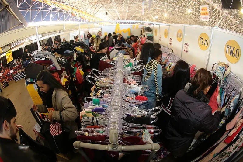 Feira Ponta de Estoque começa com intenso movimento no Parque de Exposições