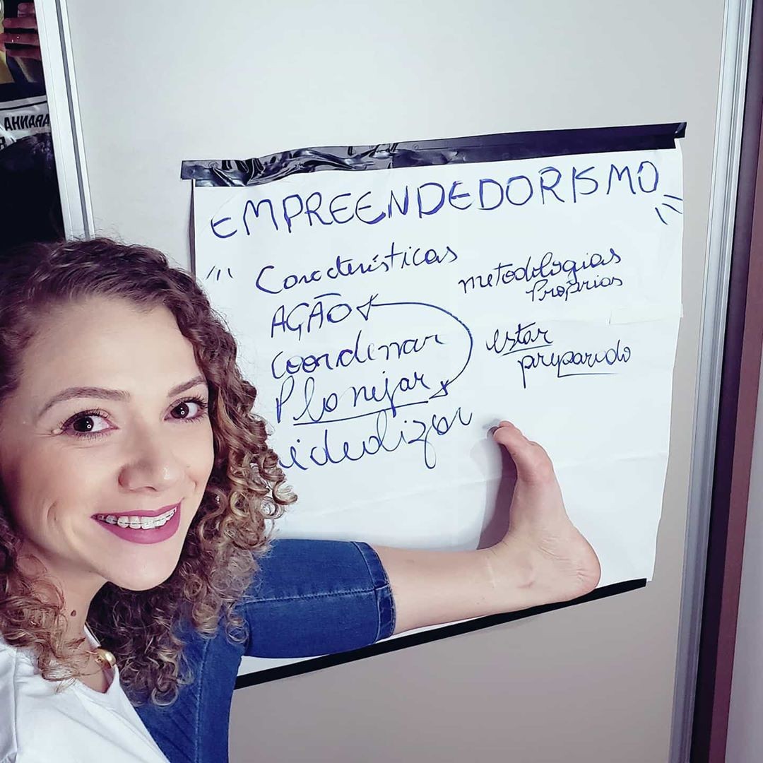 Youtuber sem mãos faz sucesso cozinhando com os pés