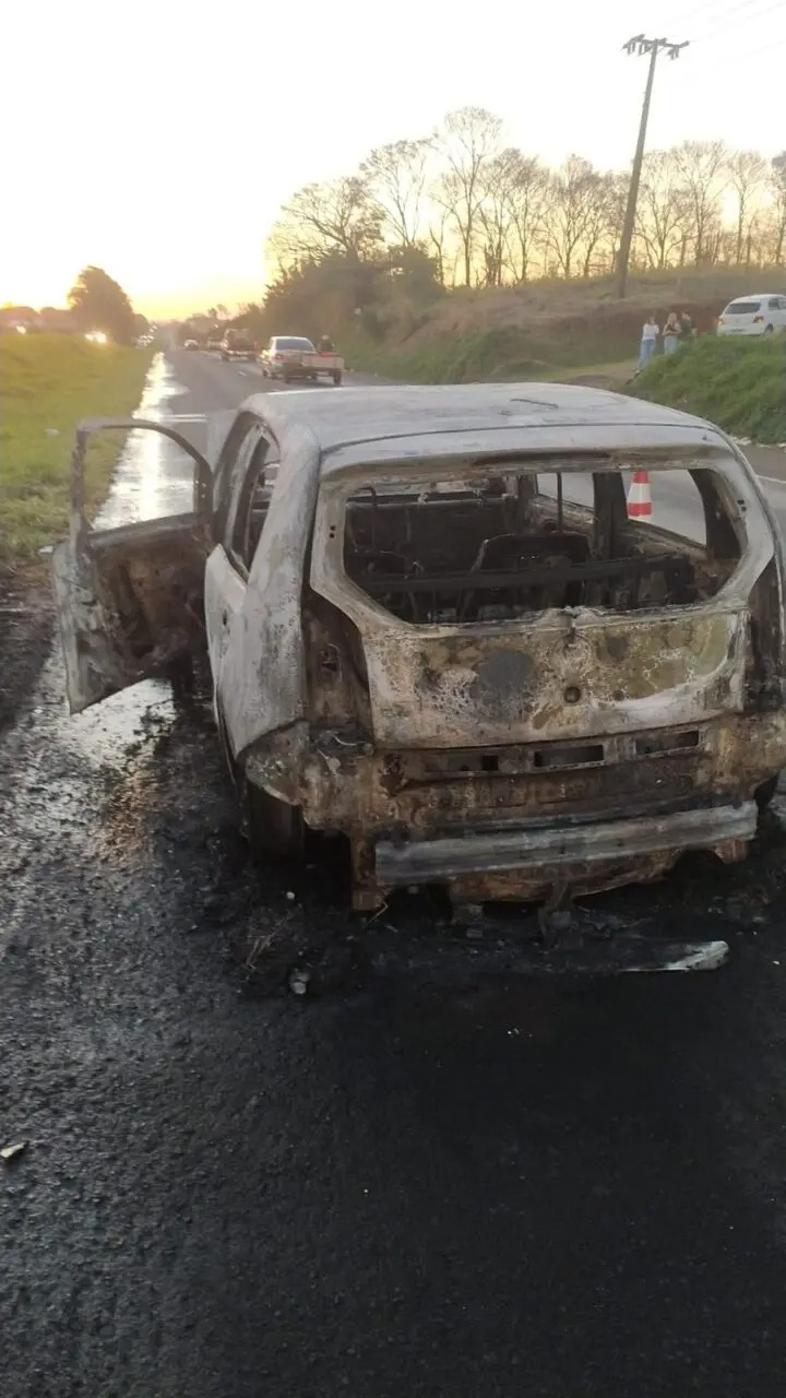 Acidente envolvendo quatro veículos causa incêndio na BR-376