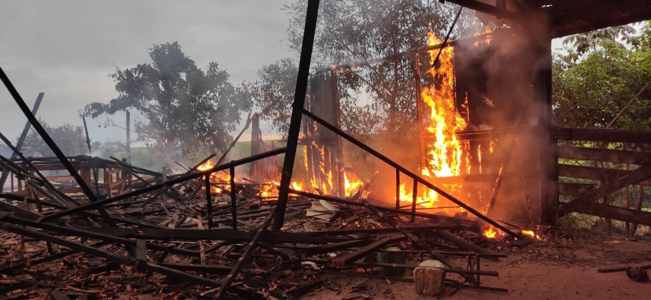 Bombeiros combatem incêndio em barracão