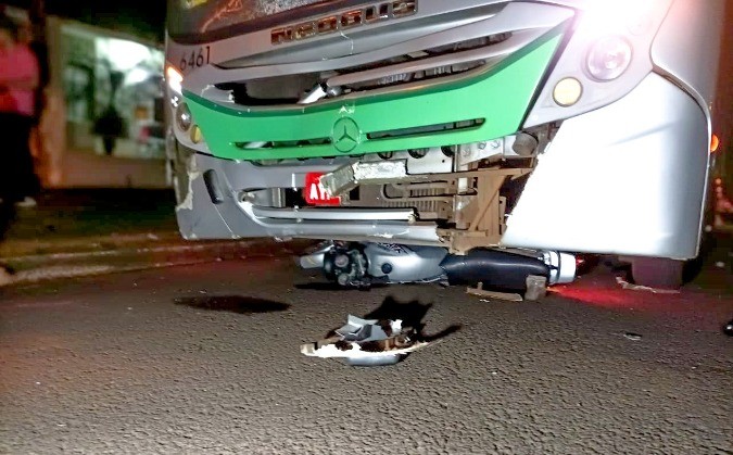 Moto vai parar embaixo de ônibus em acidente no Portal das Torres, em Maringá